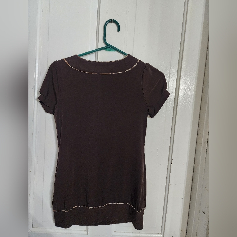 👸👕🐆 Maurices Deep Vneck Cap sleeved top in size Small - Picture 4 of 8